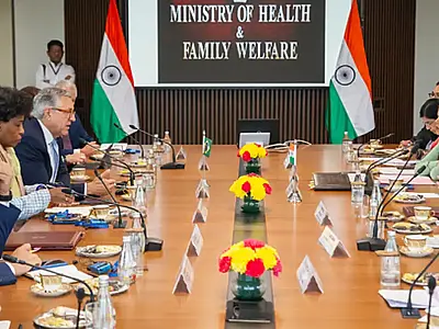 Brasil propõe parceria com Índia para produção de medicamentos e vacinas, visando reduzir dependência externa.