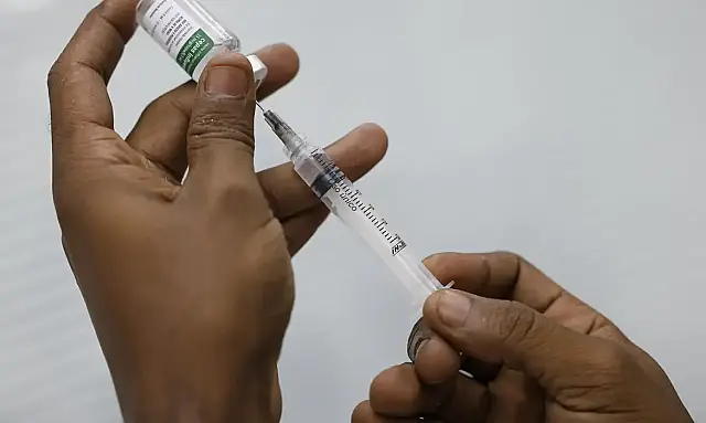 Em janeiro de 2026, a Covid-19 causou 29 mortes no Brasil, liderando as causas de Síndromes Respiratórias Agudas Graves, segundo boletim oficial.