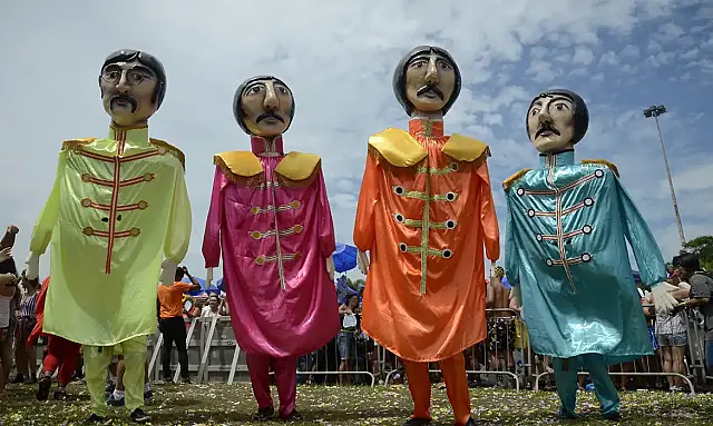 Descubra a programação dos 46 blocos de rua no Rio nesta segunda-feira de Carnaval 2026.