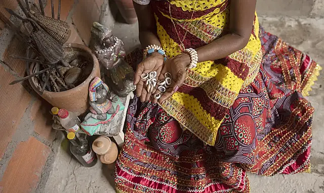 Descubra a cartilha prevenção do câncer em mulheres negras do Inca, que integra saberes de terreiros e ciência para combater mama, colo de útero e intestino.