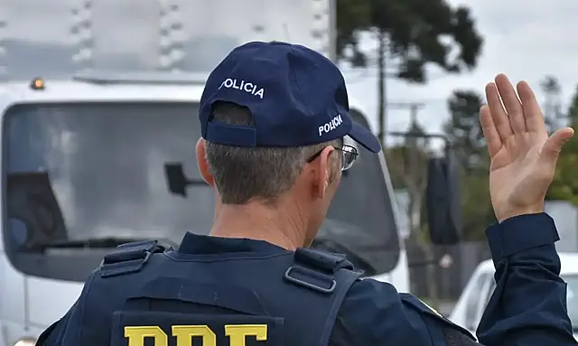 Um grave acidente entre van e caminhão na BR-020, em Planaltina (DF), resultou em cinco mortes e 11 feridos.