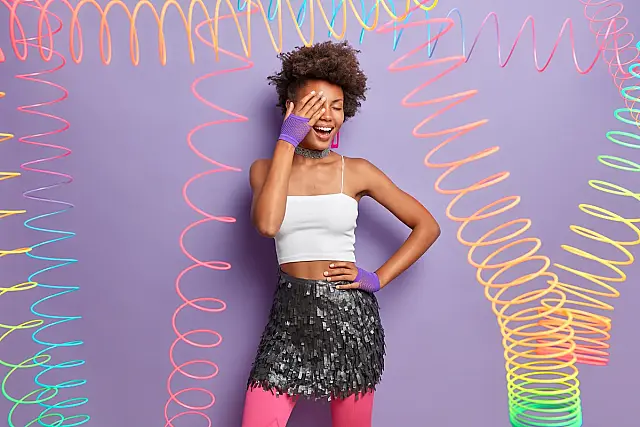 Descubra as tendências de looks para o Carnaval 2026 que equilibram brilho e conforto.