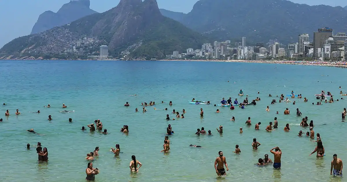 Salva-vidas resgatam 453 pessoas de afogamento no litoral do Rio durante o Carnaval 2026