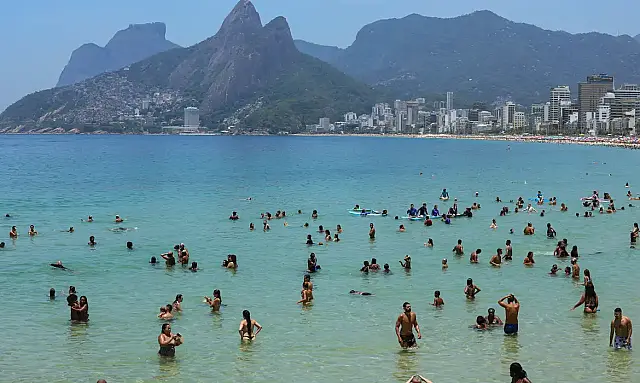 Durante o Carnaval 2026, salva-vidas do Rio de Janeiro resgataram 453 banhistas de afogamento no litoral.