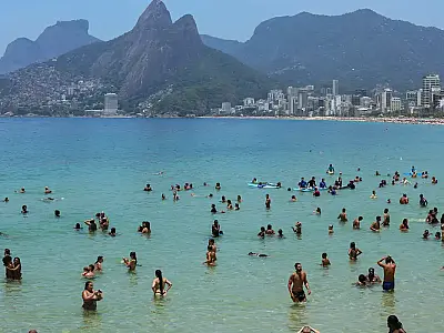 Durante o Carnaval 2026, salva-vidas do Rio de Janeiro resgataram 453 banhistas de afogamento no litoral.
