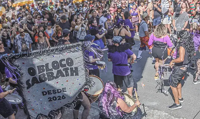 Descubra o Bloco Sabbath, que transforma clássicos do Black Sabbath em batidas carnavalescas brasileiras.