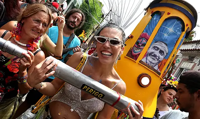 Descubra como o Bloco Céu na Terra completa 25 anos de folia em Santa Teresa, com tributo a Jorge Ben Jor.