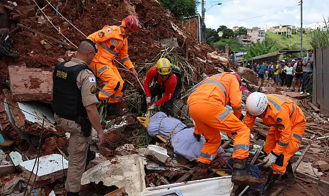 Em Juiz de Fora, chuvas intensas causadas pelo aquecimento global provocam tragédia com 47 mortos e 3 mil desabrigados.