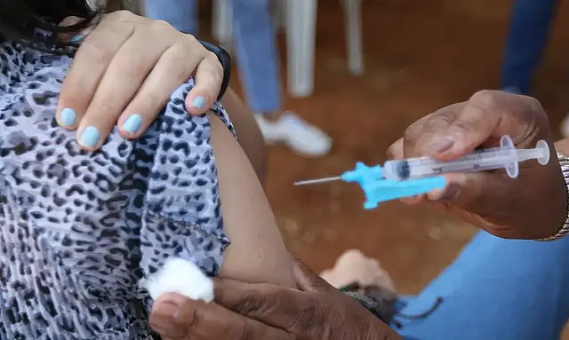 Cobertura vacinal contra HPV alcança 95,81% em 2025, indica avanço na proteção de adolescentes e reforça prevenção de cânceres associados ao vírus.