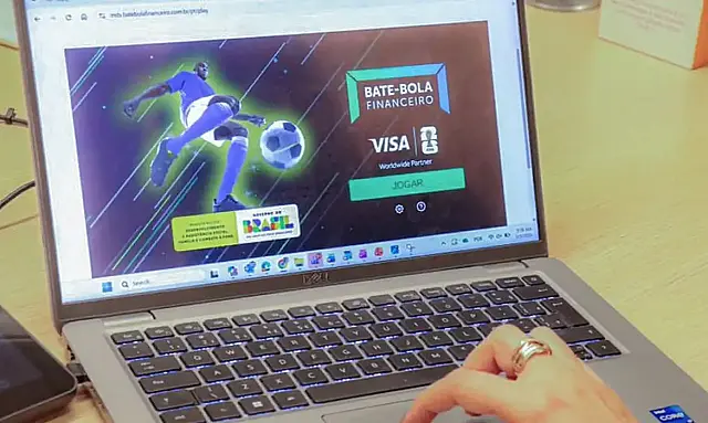 O jogo Bate-Bola Financeiro promove educação financeira para famílias do CadÚnico com linguagem do futebol.