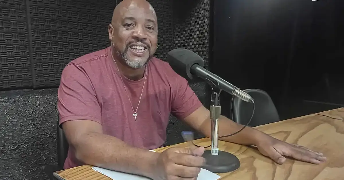 Sociólogo Rodrigo Reduzino analisa samba-enredo como ato político nas escolas de samba da ditadura militar