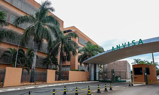 A Anvisa aprovou o Sephience para fenilcetonúria, doença que acumula fenilalanina e causa danos neurológicos graves se não tratada precocemente.