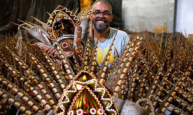 Unidos da Tijuca vai contar a vida de Carolina Maria de Jesus no Carnaval 2026, destacando sua luta na favela e sucesso literário.