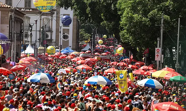 A Polícia Militar do Rio de Janeiro registrou 243 prisões e 30 apreensões de adolescentes durante o Carnaval 2026 nos primeiros dias.