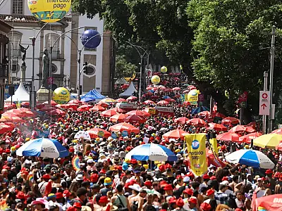 A Polícia Militar do Rio de Janeiro registrou 243 prisões e 30 apreensões de adolescentes durante o Carnaval 2026 nos primeiros dias.