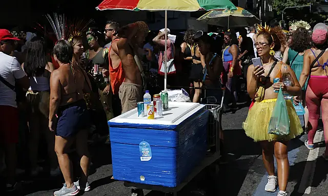 Golpes financeiros no carnaval 2026 preocupam foliões.