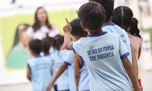 O ensino fundamental atingiu 99,5% de frequência em 2025, e o atraso escolar caiu.