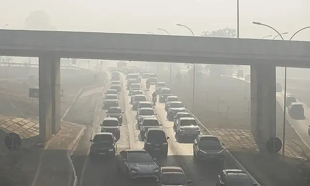 O Relatório Anual de Acompanhamento da Qualidade do Ar 2025 mostra poluentes acima da OMS e detalha avanços e lacunas na gestão da qualidade do ar no Brasil.