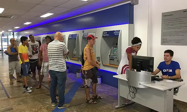 No carnaval 2026, o funcionamento dos bancos no carnaval 2026 muda: agências fecham em 16 e 17/2 e reabrem na Quarta de Cinzas às 12h.