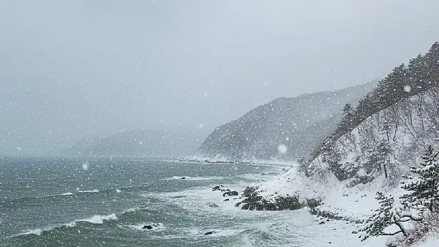 A neve intensa ao longo da costa do Mar do Japão mantém o país em alerta, com riscos para transporte, energia e avalanches.