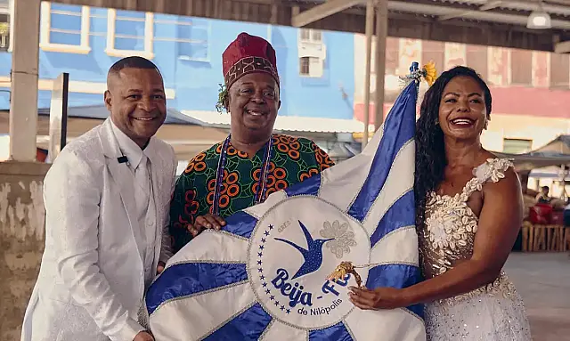 Beija-Flor de Nilópolis apresenta o Bembé do Mercado, enredo que exalta o candomblé de rua em Santo Amaro da Purificação.
