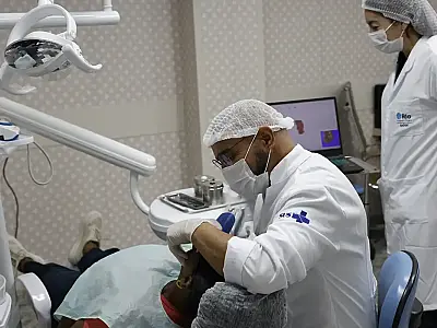 No SUS, mulheres vítimas de violência terão acesso a reconstrução dentária gratuita, com próteses e implantes.