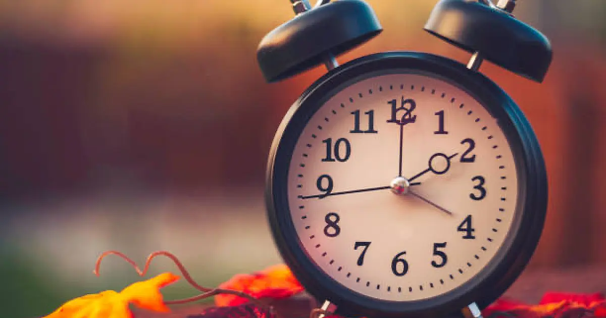 Horário de verão começa neste sábado: relógios avançam 1 hora e país ganha tardes mais longas até outubro