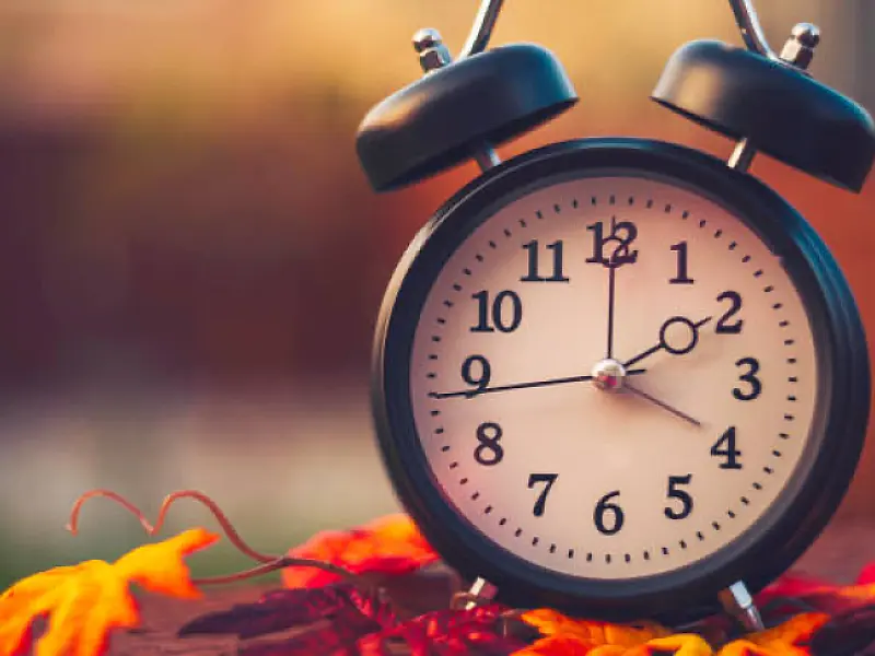 Horário de verão começa neste sábado: relógios avançam 1 hora e país ganha tardes mais longas até outubro