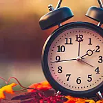 Horário de verão começa neste sábado: relógios avançam 1 hora e país ganha tardes mais longas até outubro