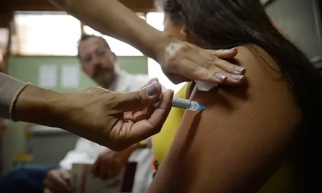 A vacinação contra HPV progride na região, mas rastreamento oportunístico e diagnósticos tardios mantêm altas taxas de mortalidade por câncer cervical.
