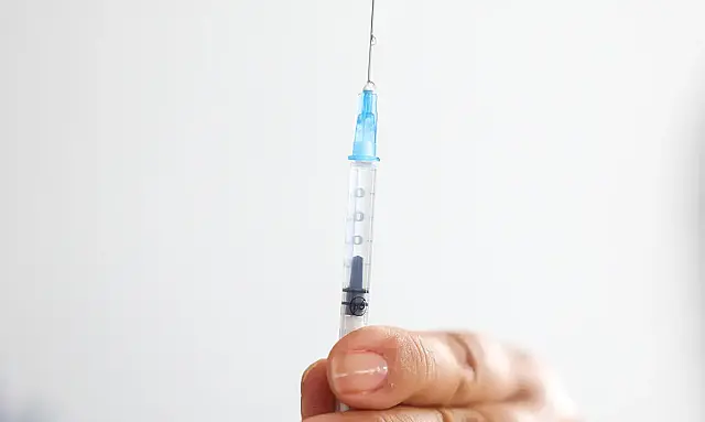 Alerta da PeNSE: apenas 54,9% dos adolescentes confirmam vacina contra HPV, vírus ligado a 99% dos cânceres de colo de útero.
