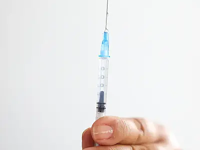 Alerta da PeNSE: apenas 54,9% dos adolescentes confirmam vacina contra HPV, vírus ligado a 99% dos cânceres de colo de útero.