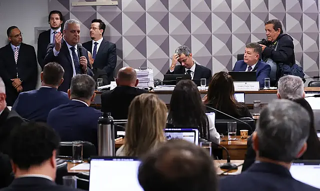 CPMI do INSS termina sem relatório final; deputado Alfredo Gaspar rejeitado por 19 a 12 e senador Carlos Viana decide encerrar trabalhos sem analisar versão alternativa da base governista.