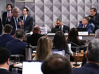CPMI do INSS termina sem relatório final; deputado Alfredo Gaspar rejeitado por 19 a 12 e senador Carlos Viana decide encerrar trabalhos sem analisar versão alternativa da base governista.