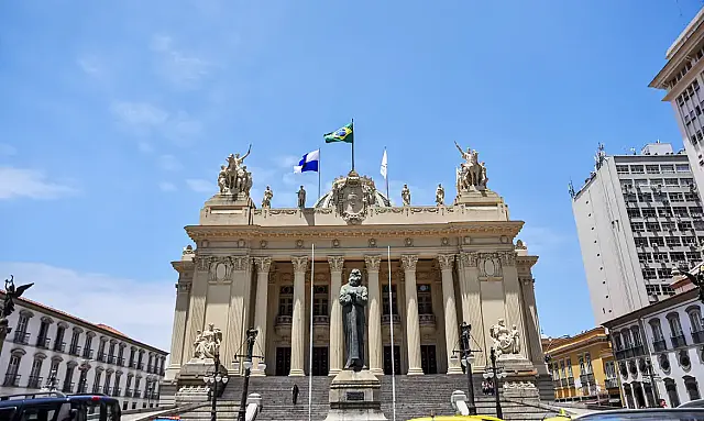 Projeto aprovado na Alerj autoriza interdição e fechamento de ferros-velhos no Rio em casos de venda de fios de cobre roubados.
