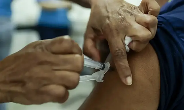 São Paulo inicia campanha de vacinação contra gripe neste sábado, com foco em grupos prioritários.