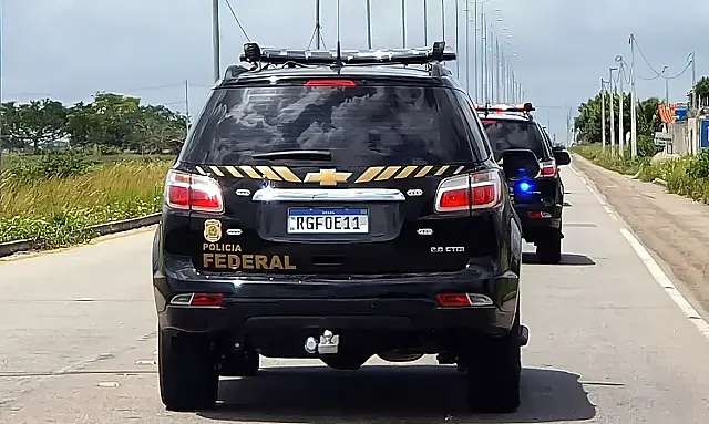 Operação Anomalia prende 7 PMs, cumpre mandados de busca e amplia a investigação sobre ligação de agentes públicos com facções e milícias.