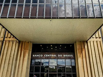 Mercado estima corte de 0,25 ponto na Selic nesta semana, com juros em 14,75% ao ano e revisão das projeções para inflação, PIB e dólar.
