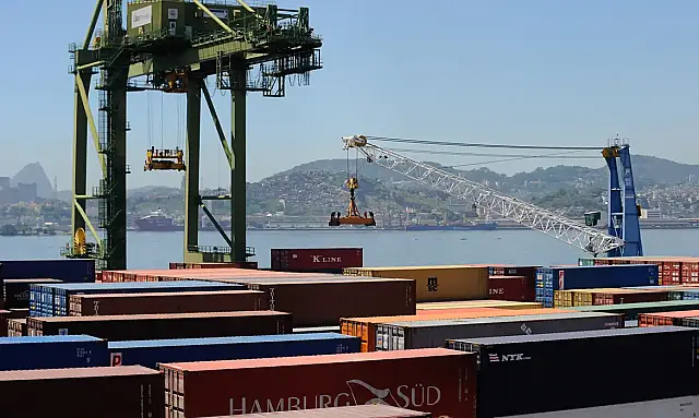Autoridades brasileiras discutem com a China regras de inspeção de soja após devoluções de cargas por ervas daninhas.