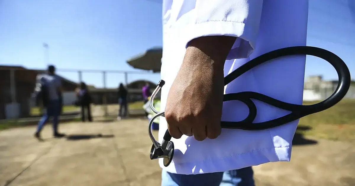 MEC pune mais de 50 cursos de medicina após desempenho insuficiente no Enamed e impõe restrições a vagas e financiamentos