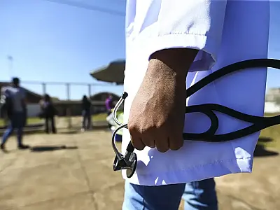 MEC pune mais de 50 cursos de medicina após desempenho insuficiente no Enamed e impõe restrições a vagas e financiamentos