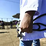 MEC pune mais de 50 cursos de medicina após desempenho insuficiente no Enamed e impõe restrições a vagas e financiamentos