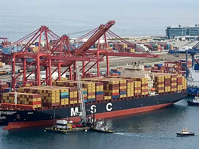 Trump avalia flexibilizar a Jones Act para enfrentar a alta dos combustíveis, liberar remessas entre portos e reduzir pressões sobre a gasolina.