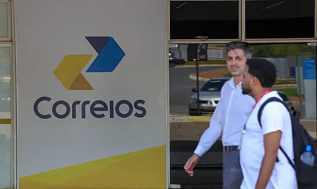 Os Correios anunciam escala 12x36 gradual em atividades chave como entregas, parte do plano contra déficit de bilhões.