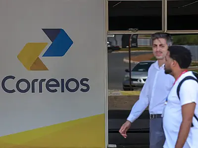 Os Correios anunciam escala 12x36 gradual em atividades chave como entregas, parte do plano contra déficit de bilhões.