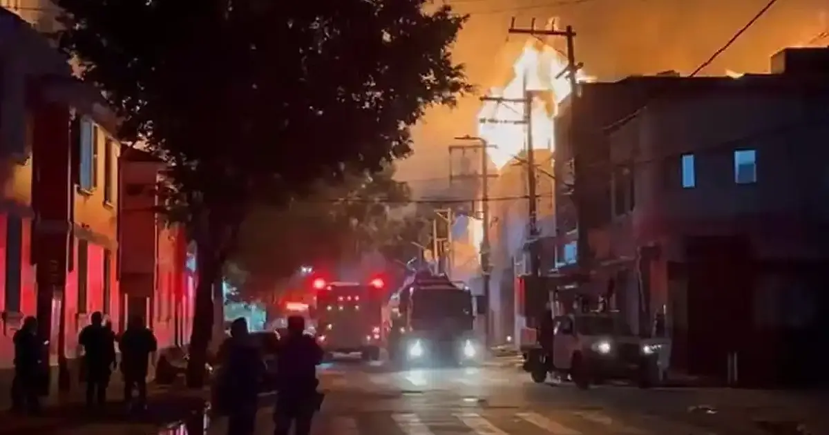 Incêndio de grandes proporções consome fábrica de mesas de sinuca no Brás, em São Paulo
