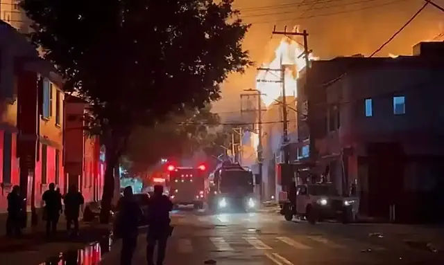 Grande incêndio atinge fábrica de mesas de sinuca no Brás, em São Paulo, mobilizando bombeiros, Defesa Civil, Enel e Sabesp desde a noite de 28 de março.