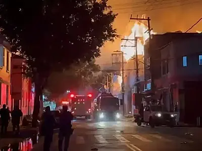 Grande incêndio atinge fábrica de mesas de sinuca no Brás, em São Paulo, mobilizando bombeiros, Defesa Civil, Enel e Sabesp desde a noite de 28 de março.