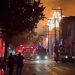 Incêndio de grandes proporções consome fábrica de mesas de sinuca no Brás, em São Paulo