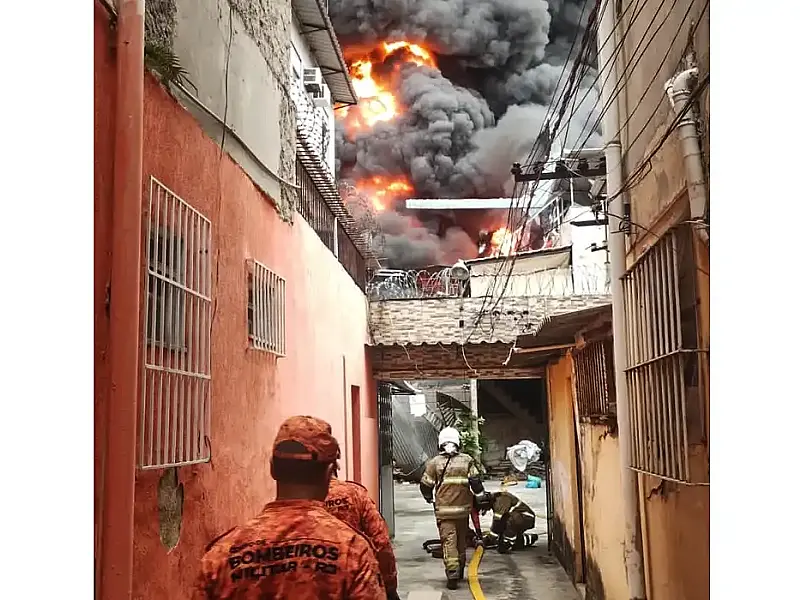 Incêndio de grandes proporções destrói galpão da Motocriss em Ramos, no Rio de Janeiro